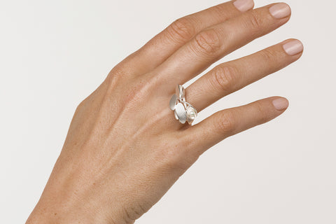 Lilja Ring Medium Sølv/Perle