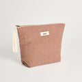 Toalettmappe i lin i fargen Desert Blush fra Aiayu