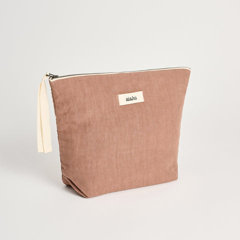 Toalettmappe i lin i fargen Desert Blush fra Aiayu