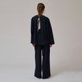 Anne-Mi Hazy ls Blazer i dyp marineblå ullstoff sammen med Hazy rette bukser i samme stoff