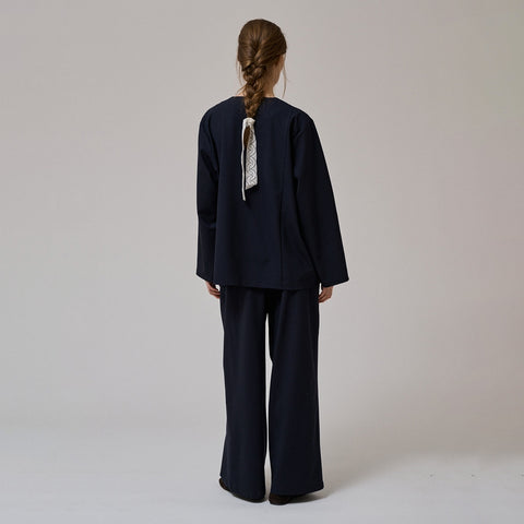 Anne-Mi Hazy ls Blazer i dyp marineblå ullstoff sammen med Hazy rette bukser i samme stoff