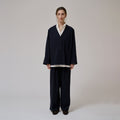 Anne-Mi Hazy ls Blazer i dyp marineblå ullstoff sammen med Hazy rette bukser i samme stoff