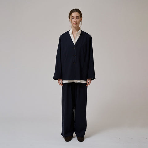Anne-Mi Hazy ls Blazer i dyp marineblå ullstoff sammen med Hazy rette bukser i samme stoff