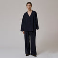 Anne-Mi Hazy ls Blazer i dyp marineblå ullstoff sammen med Hazy rette bukser i samme stoff
