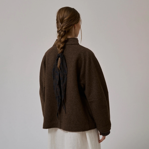Thyme Kort Jakke Ull i brun merino ull fra Anne Mi