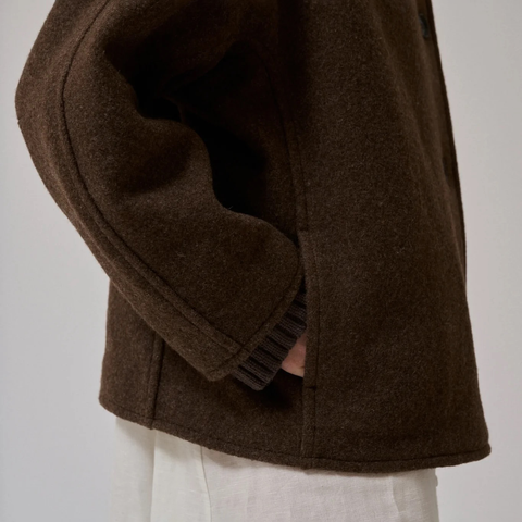 Thyme Kort Jakke Ull i brun merino ull fra Anne Mi