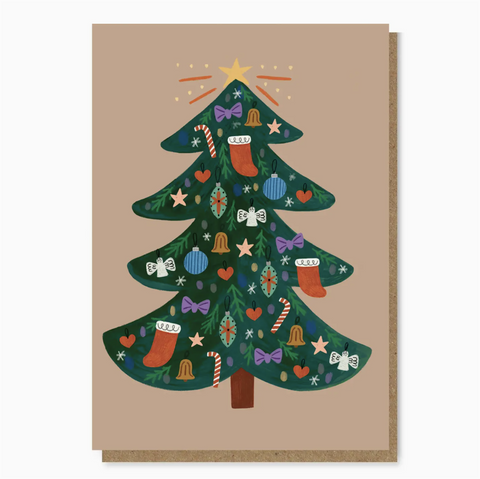 Julekort i formatet A6 med et pyntet juletre av Daria Solak Illustrations