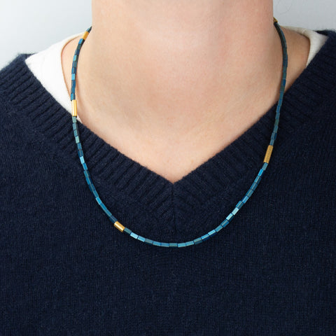 Deco Echo - Hematite Halssmykke Blå/Forgylt - Norway Designs