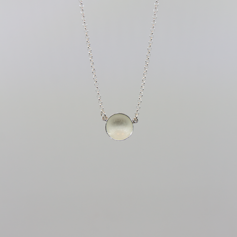 Boble Medium Halssmykke i hvit emalje fra Embla Design