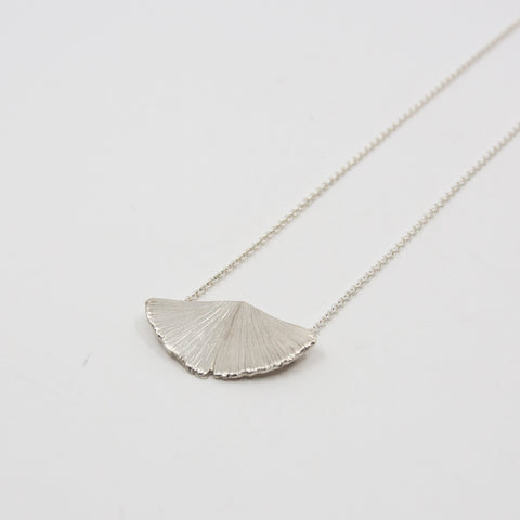 Mossige GoldLab - Ginko Anheng m/Kjede Medium Sølv - Norway Designs