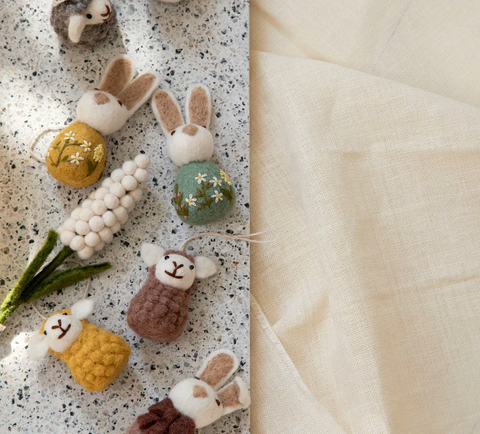 Gry & Sif-Påskepynt Kanin med Blomster Liten Gul-Norway Designs