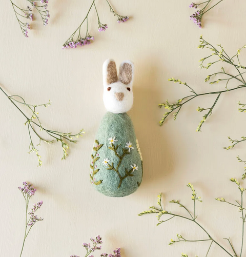 Gry & Sif- Påskepynt Kanin med Blomster Stor Grønn- Norway Designs