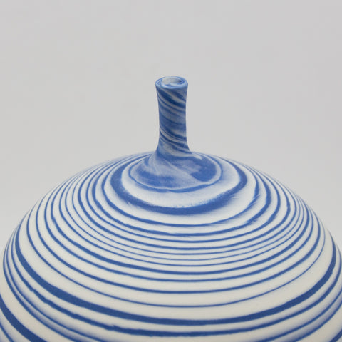 Henrik Rasmussen - Vase Hvit/Blå Striper - Norway Designs