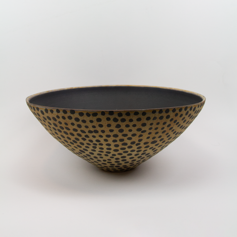 Henrik Rasmussen-Skål Stengods Sandgul m/Prikker Ø34cm-Norway Designs