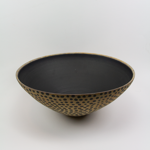 Henrik Rasmussen-Skål Stengods Sandgul m/Prikker Ø34cm-Norway Designs