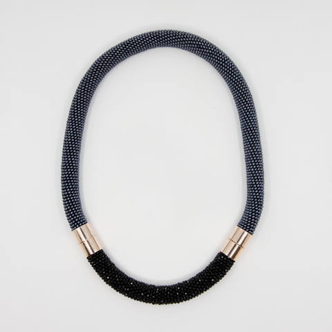 Heklet Perle Halssmykke Sort fra IMPECALB Jewellery