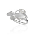 Kaja Gjedebo Lilja Ring Medium Sølv/Perle - Norway Designs
