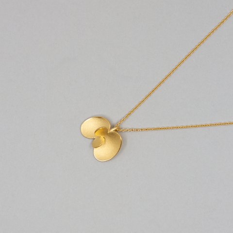 Kaja Gjedebo-Lilypond Anheng m/Kjede Liten Forgylt Sølv-Norway Designs