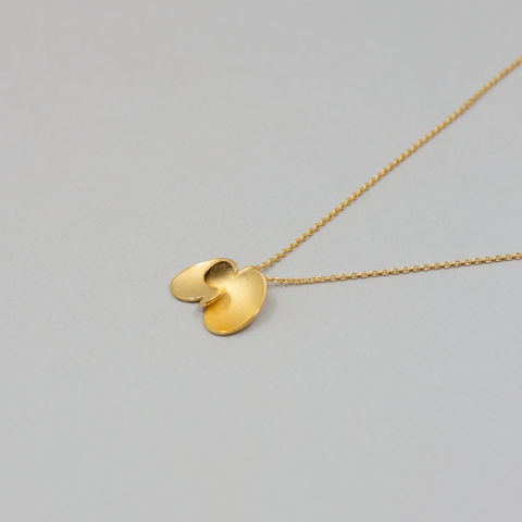 Kaja Gjedebo-Lilypond Anheng m/Kjede Liten Forgylt Sølv-Norway Designs