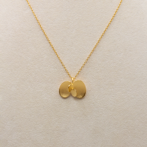 Kaja Gjedebo-Lilypond Anheng m/Kjede Liten Forgylt Sølv-Norway Designs