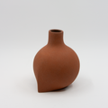 Dråpe liten vase i terracottafarget stengods av Karin Amdal