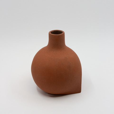 Dråpe liten vase i terracottafarget stengods av Karin Amdal