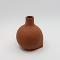 Dråpe liten vase i terracottafarget stengods av Karin Amdal