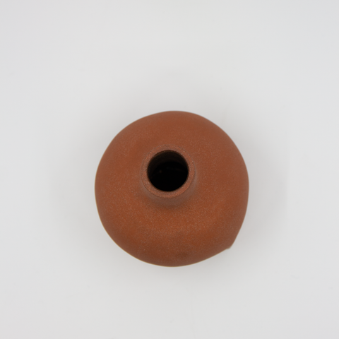 Dråpe liten vase i terracottafarget stengods av Karin Amdal