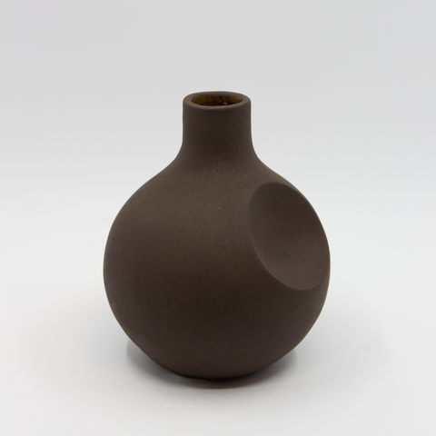 Elipse liten vase i sort stengods av Karin Amdal