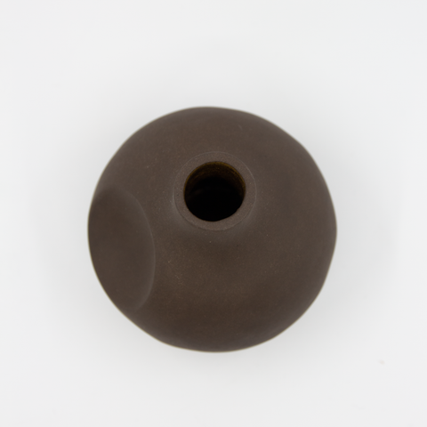 Elipse liten vase i sort stengods av Karin Amdal