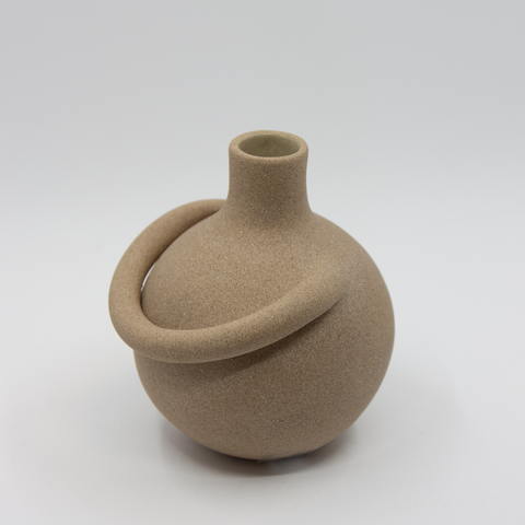 Klem liten vase i grå stengods av Karin Amdal