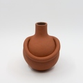 Klem liten vase i terracottafarget stengods av Karin Amdal