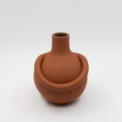 Klem liten vase i terracottafarget stengods av Karin Amdal