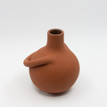 Klem liten vase i terracottafarget stengods av Karin Amdal