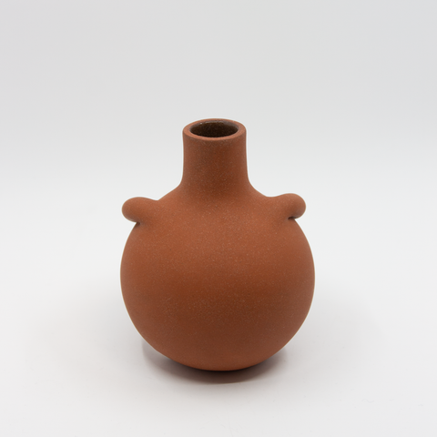 Klem liten vase i terracottafarget stengods av Karin Amdal