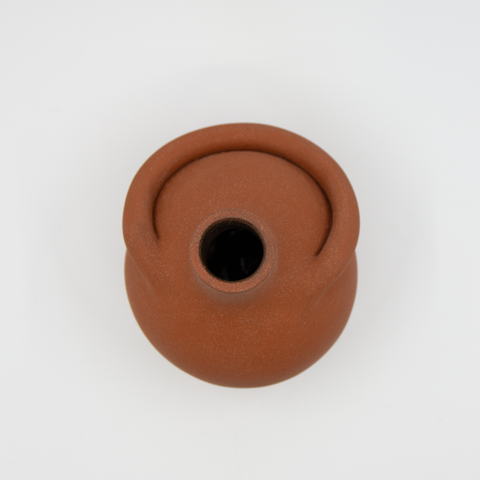 Klem liten vase i terracottafarget stengods av Karin Amdal