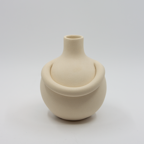 Håndformet Klem vase i kremfarget stengods, liten størrelse