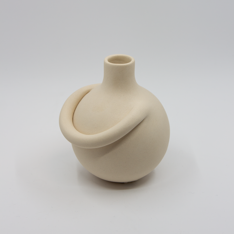 Håndformet Klem vase i kremfarget stengods, liten størrelse