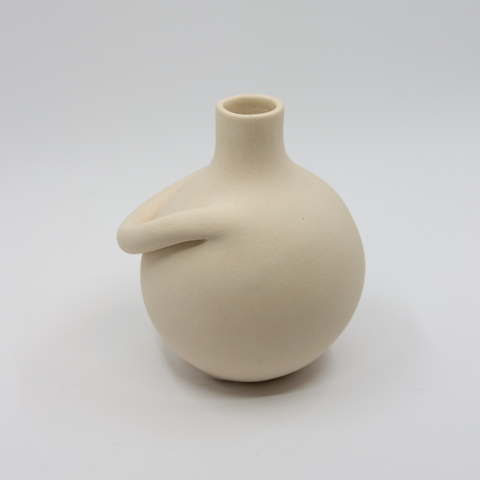 Håndformet Klem vase i kremfarget stengods, liten størrelse