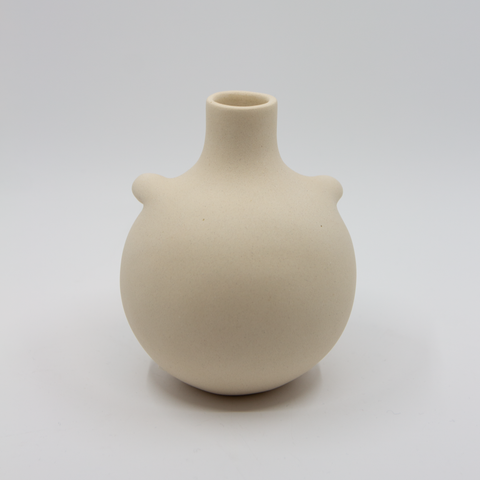 Håndformet Klem vase i kremfarget stengods, liten størrelse