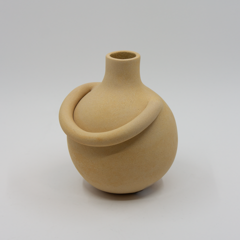 Klem liten vase i sandgult stengods av Karin Amdal