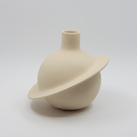 Planet vase i kremfarget stengods av Karin Amdal
