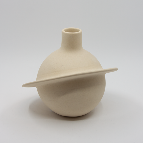 Planet vase i kremfarget stengods av Karin Amdal