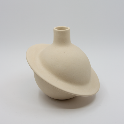 Planet vase i kremfarget stengods av Karin Amdal