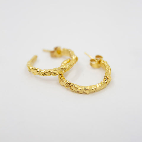 Mossige GoldLab - Ørepynt Krystallisert Medium Creoler Forgylt Sølv - Norway Designs