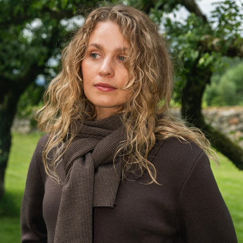Melderskin skjerf fra Oleana i merinoull og silke, Grounded