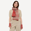 Tapestry skjerf og pulsvarmere fra Oleana i merinoull og silke, Soft Vermillion