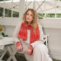 Tapestry skjerf fra Oleana i merinoull og silke, Soft Vermillion
