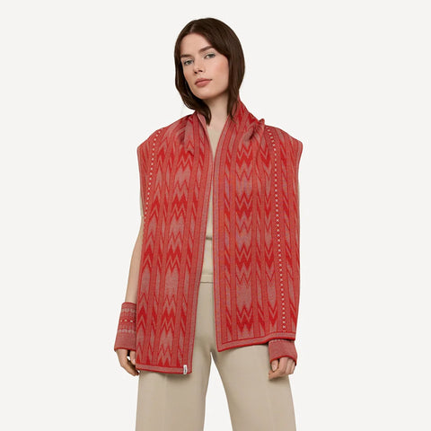 Tapestry skjerf fra Oleana i merinoull og silke, Soft Vermillion