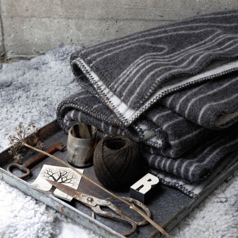 Røros Tweed - Skog Pledd Svart/Natur - Norway Designs